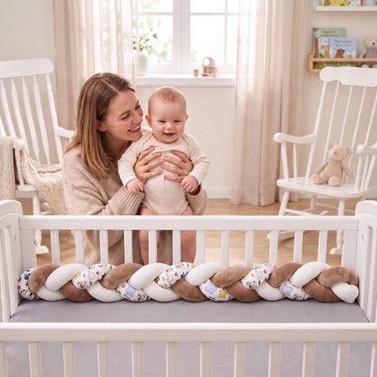 Tresse de lit bébé douce dans une chambre avec une Maman tenant son bébé
